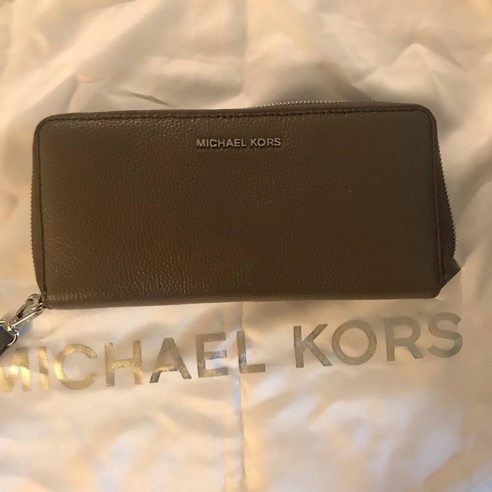Large Michael Kors Mercer wallet